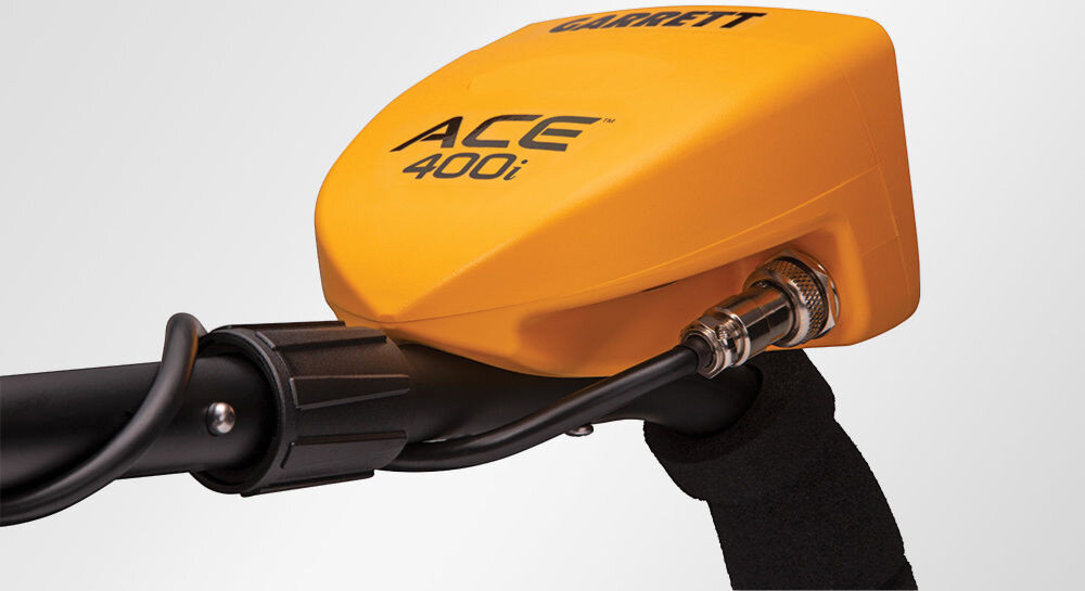 Wykrywacz metalu GARRETT ACE 400i, biżuteria, monety, relikty, teren, Zbliżenie na obudowę i złącze kabla wykrywacza Garrett ACE 400i.