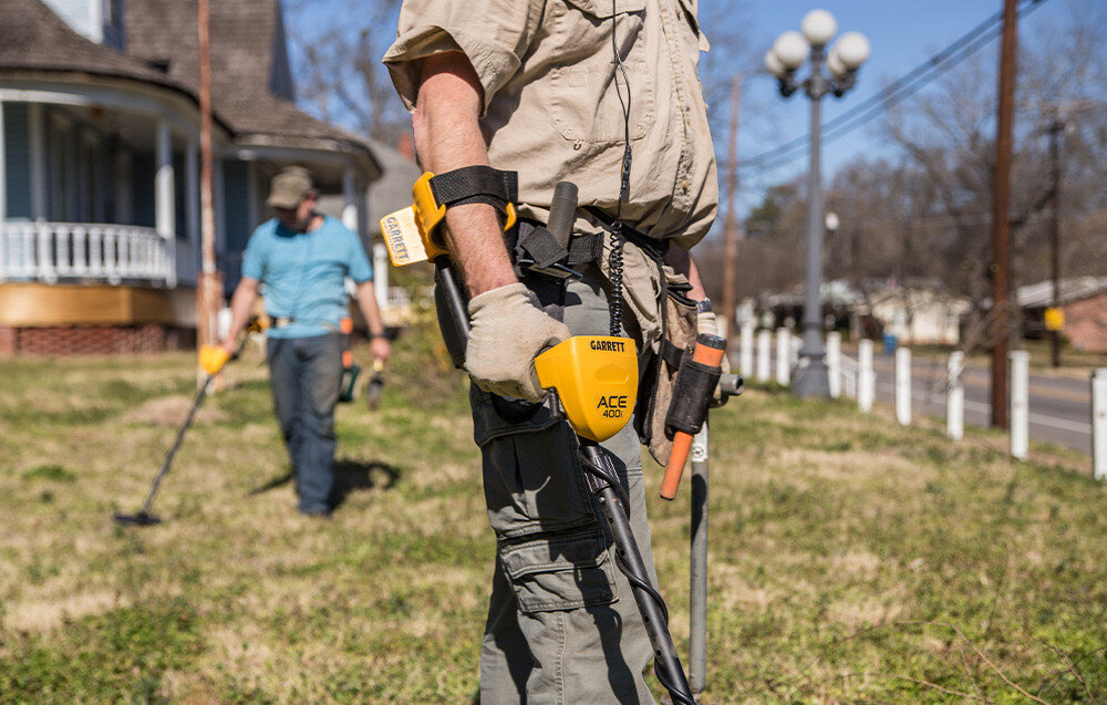 Wykrywacz metalu GARRETT ACE 400i, Graphic Target, wzorzec, ocena, sygnał, Poszukiwacz metali pracujący z wykrywaczem na zadbanym trawniku.