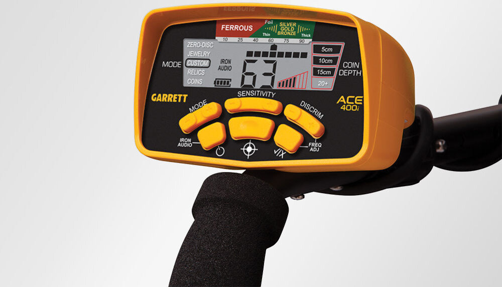 Wykrywacz metalu GARRETT ACE 400i, Iron Audio, dźwięk, kapsle, żelazo, Panel sterowania i wyświetlacz LCD wykrywacza Garrett ACE 400i.