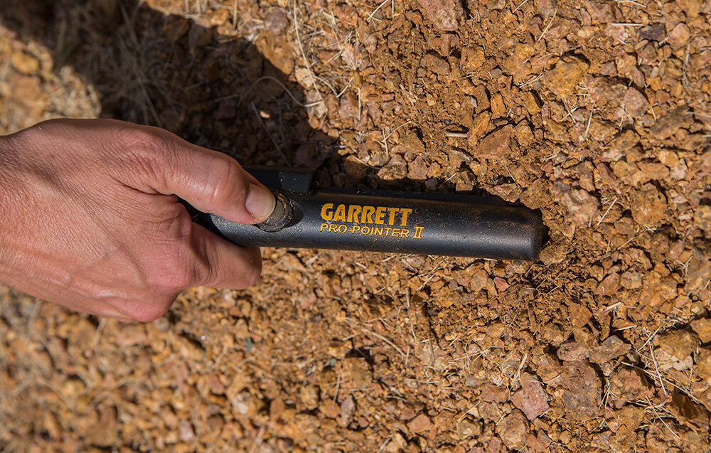 Wykrywacz metalu GARRETT Pro-Pointer II, dźwięk, wibracje, proporcjonalny, intensywny, Dłoń włącza pinpointer Garrett Pro-Pointer II w suchej ziemi.