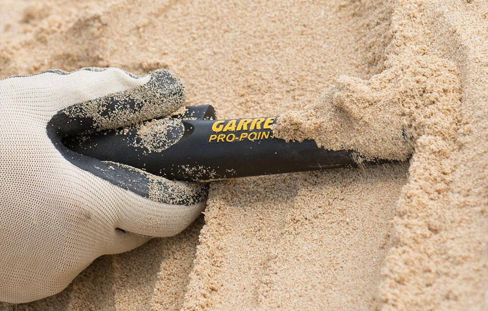 Wykrywacz metalu GARRETT Pro-Pointer II, wodoodporny, pyłoszczelny, deszczowy, zanurzalny, Użycie pinpointera Garrett Pro-Pointer II w sypkim piasku.