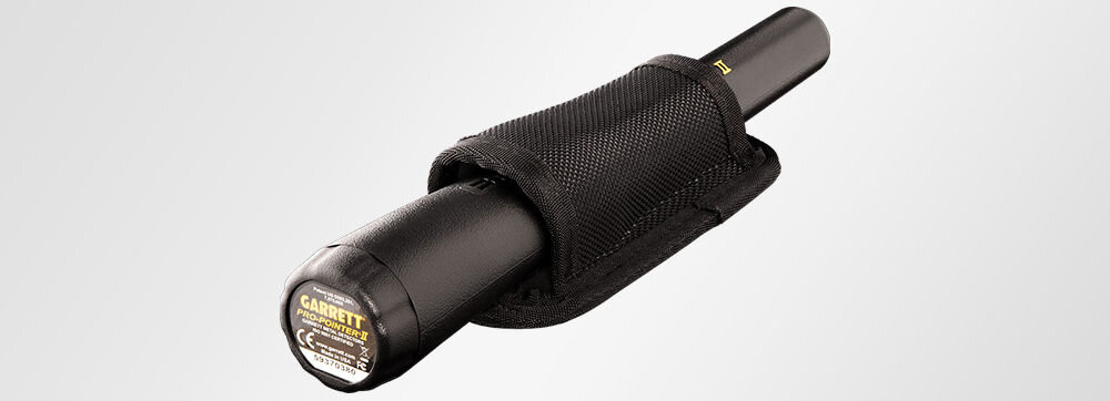 Wykrywacz metalu GARRETT Pro-Pointer II, LED, oświetlenie, wieczorne, bateria, Widok z boku na pinpointer Garrett Pro-Pointer II w kaburze.