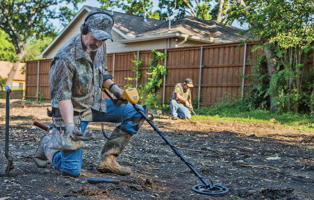 Słuchawki nauszne GARRETT MS-2 Czarny, słuchawki, Garrett MS-2, wykrywacz, metale, mężczyzna ze słuchawka i detektorem przeczesuje teren
