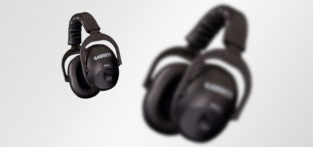 Słuchawki nauszne GARRETT MS-2 Czarny, spiralny, 3m, 1/4cala, kątowy, na białym tle 2 pary słuchawek, jedne wyraźne, drugie zamazane