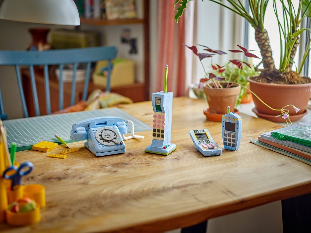 LEGO 31174 Creator 3w1 Telefon w stylu retro, zabawka konstrukcyjna dla dzieci telefon retro z lat 60. XX wieku telefon z lat 80. XX wieku dwa fajne telefony z początku XXI wieku 7 cm wysokości, 15 cm szerokości i 11 cm głębokości 