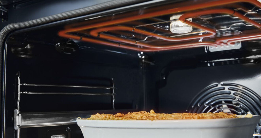 PIEKARNIK HISENSE BSA65334ABG8 wizualizacja wnętrze środek górna grzałka prowadnice naczynie z potrawą zapiekanie grill chrupiąca skórka zarumieniony wierzch