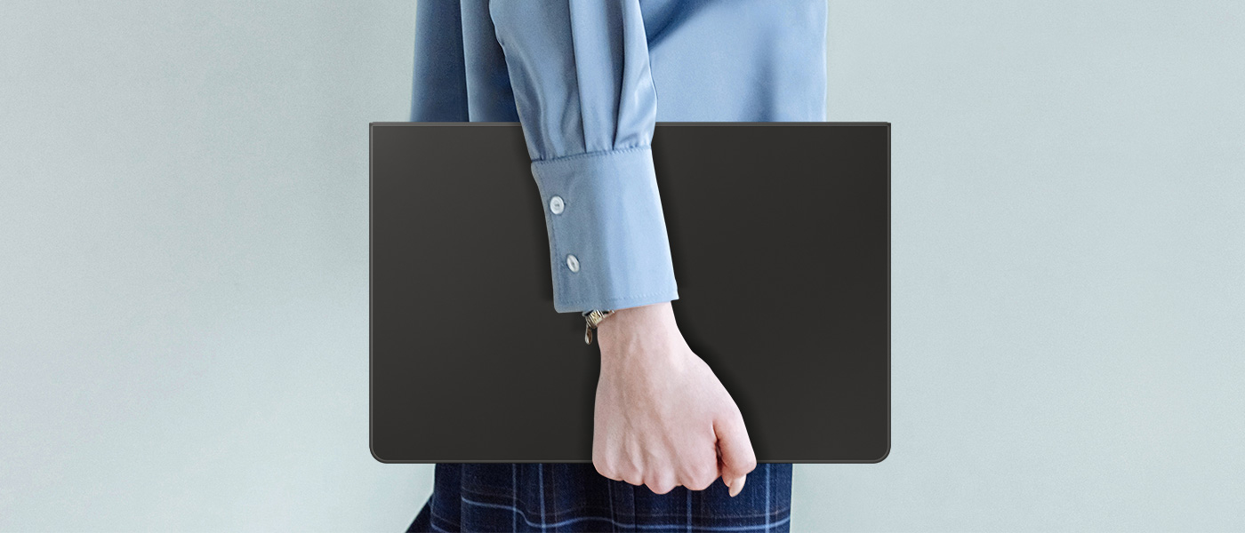 Na zdjęciu widać osobę w niebieskiej koszuli idącą z tabletem Galaxy Tab S10 z założonym etui Book Cover Keyboard Slim. Na zdjęciu widać osobę w niebieskiej koszuli idącą z tabletem Galaxy Tab S10 z założonym etui Book Cover Keyboard Slim.