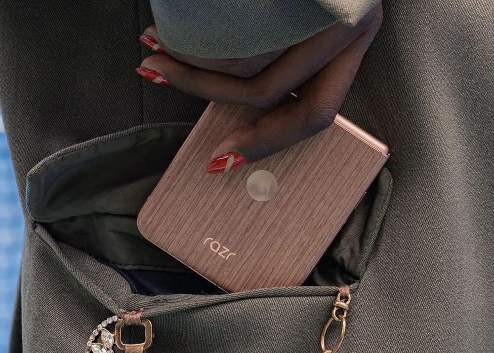 Smartfon MOTOROLA Razr 60 Ultra 5G 16/512GB 7.0 165Hz brązowy smartfon na pasującym kolorystycznie tle