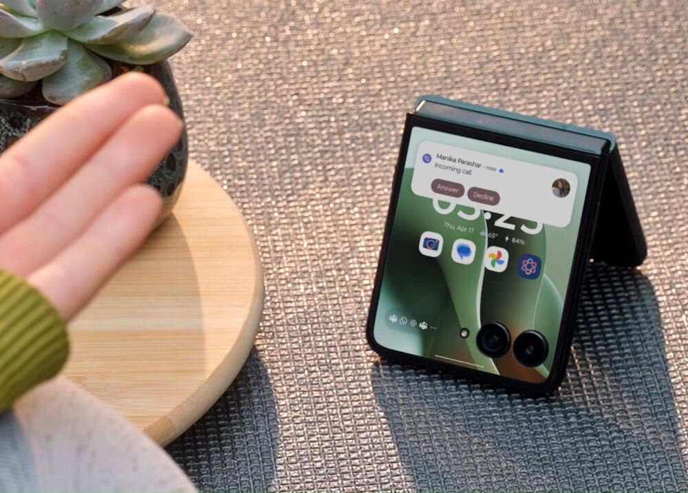 Smartfon MOTOROLA Razr 60 Ultra 5G 16/512GB 7.0 165Hz ustawiony na blacie ekran 7 cali pOLED Super HD Pantone™ Validated Odświeżanie 165 Hz mocny bas wibracje