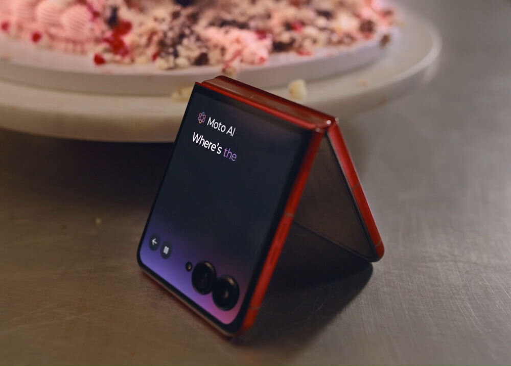 Smartfon MOTOROLA Razr 60 Ultra 5G 16/512GB 7.0 165Hz stojący na blacie 4‑calowy ekran ceramiczne szkło Corning® Gorilla™ odporne na zarysowania Częstotliwość odświeżania do 165 Hz technologia HDR10+ ponad milion kolorów