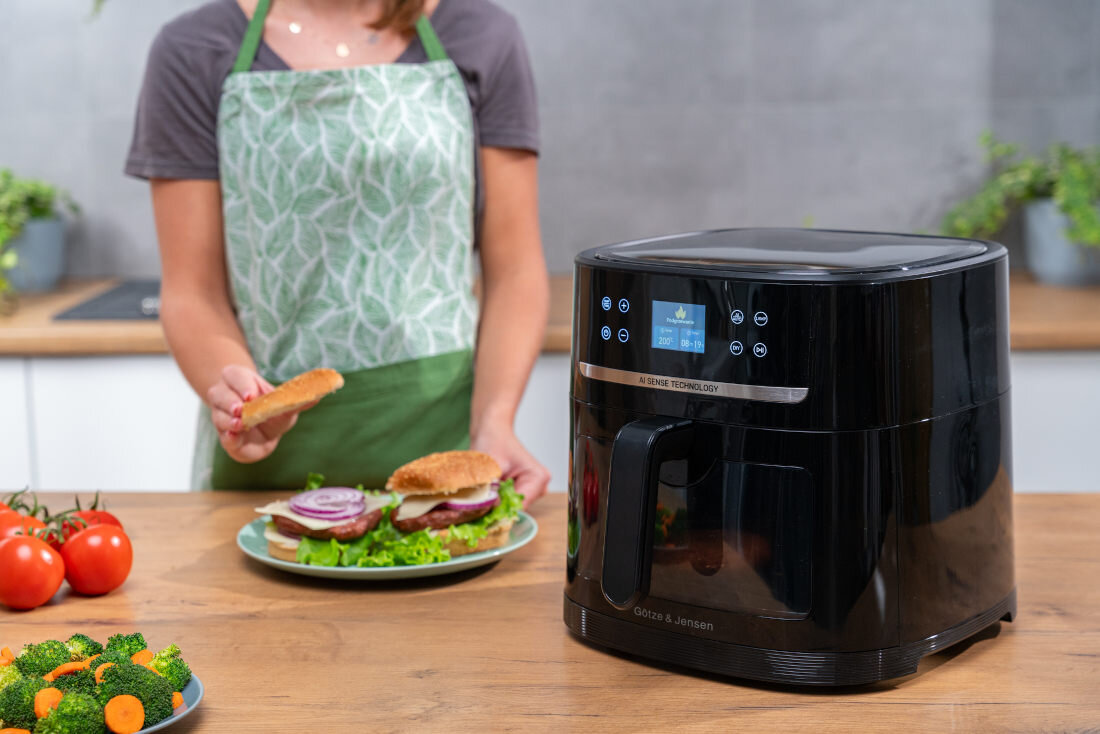 Frytkownica beztłuszczowa GOTZE & JENSEN AF800K AI Air Fryer Gumowe nóżki obudowa bezpieczeństwo użytkowania komfort