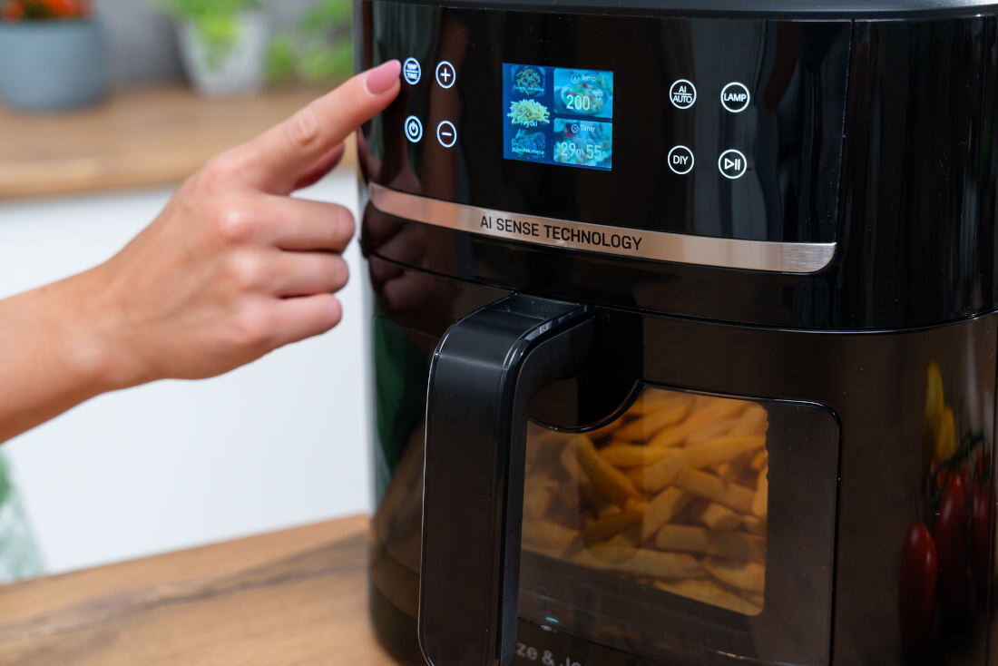Frytkownica beztłuszczowa GOTZE & JENSEN AF800K AI Air Fryer automatycznie rozpoznaje potrawę Inteligentny system AI kamera dostosowanie ustawienia 12 programów manualne ustawienia temperatura czas frytki stek ziemniaczki możliwości rezultaty
