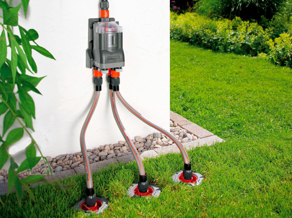 Automatyczny dzielnik wody GARDENA 1197-29 kompaktowa konstrukcja końcówki zainstalowane obok siebie do montażu na ściance elemencie infrastruktury ogrodowej na ziemi przymocowany do podstawy