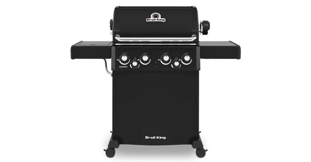 Czarny grill gazowy z czterema pokrętłami na panelu przednim i logo \'Broil King\' na dolnej części. Grill posiada boczne półki i zamkniętą komorę na dole.