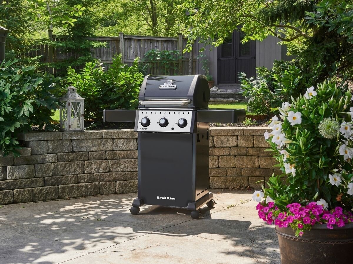 Grill gazowy BROIL KING Crown 310 8.8 kW 48 x 44 cm, grill, czarny, ergonomia, patio, Czarny grill gazowy na tarasie w słonecznym ogrodzie.