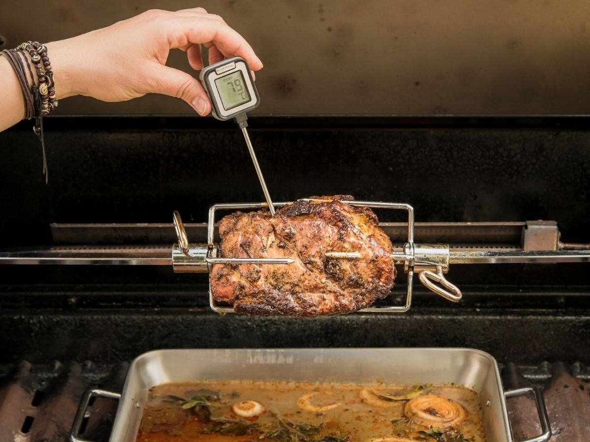 Rożen elektryczny BROIL KING 60522, rożen, akcesorium, mięso, grill, Pomiar temperatury mięsa pieczonego na rożnie.