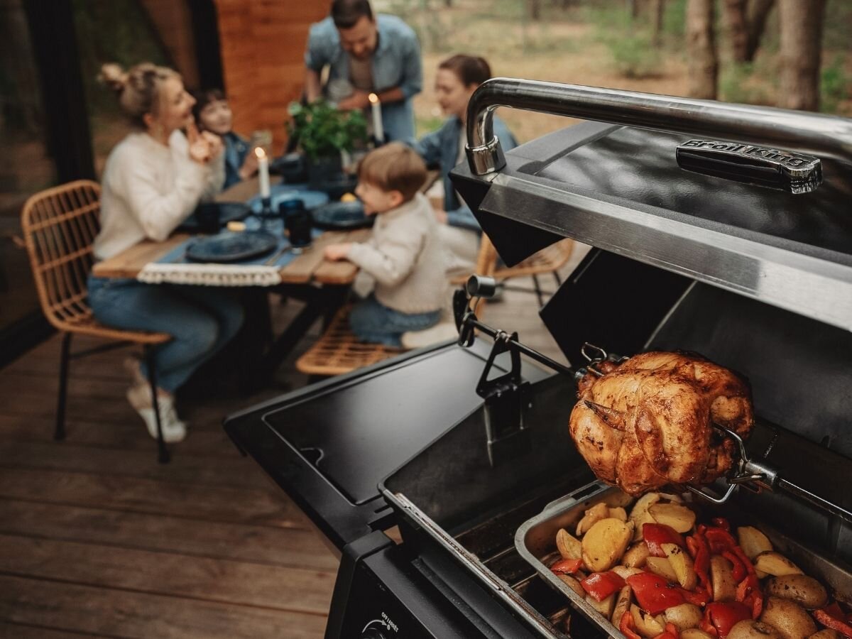 Rożen elektryczny BROIL KING 60522, rożen, skórka, obrót, soczystość, Rodzinny obiad z kurczakiem z rożna w roli głównej.