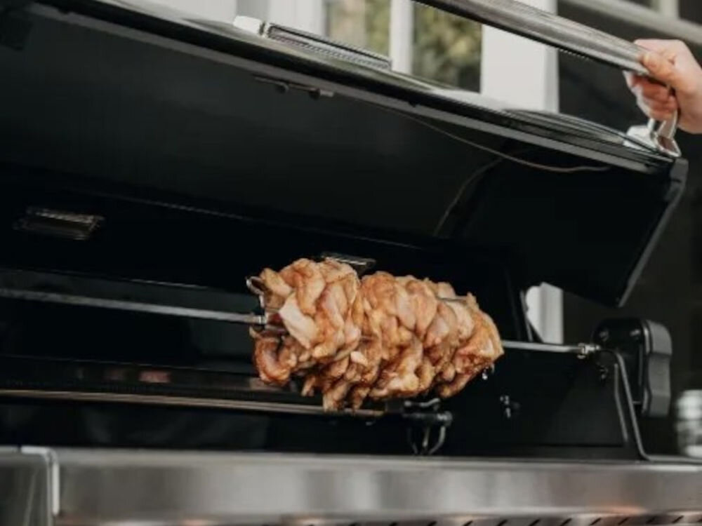 Rożen elektryczny BROIL KING 60522, kompatybilność, grill, model, pręt, Soczyste, przyprawione mięso obracające się na grillu.