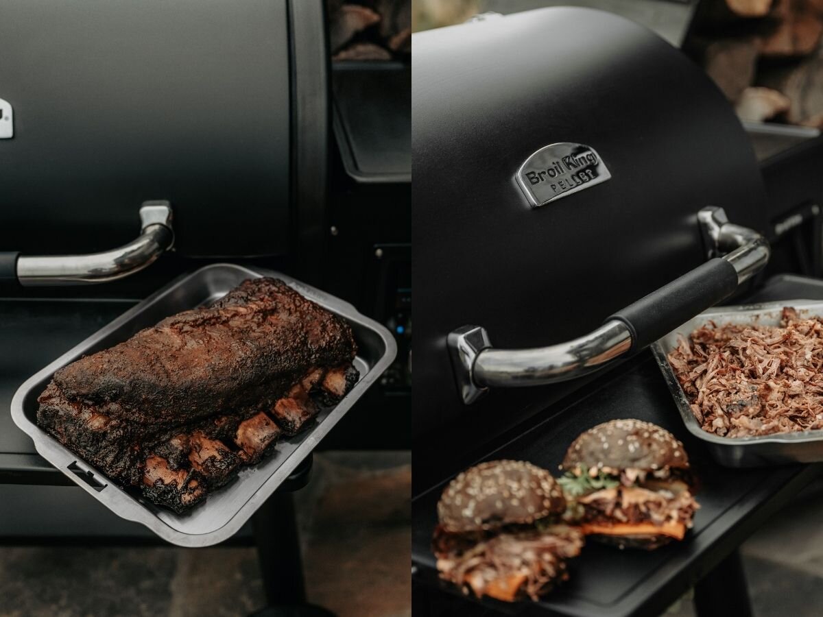 Na zdjęciu widać brytfannę z grillowanym mięsem umieszczoną na grillu z logo \'Broil King\'. Obok znajdują się dwa burgery i taca z szarpanym mięsem.