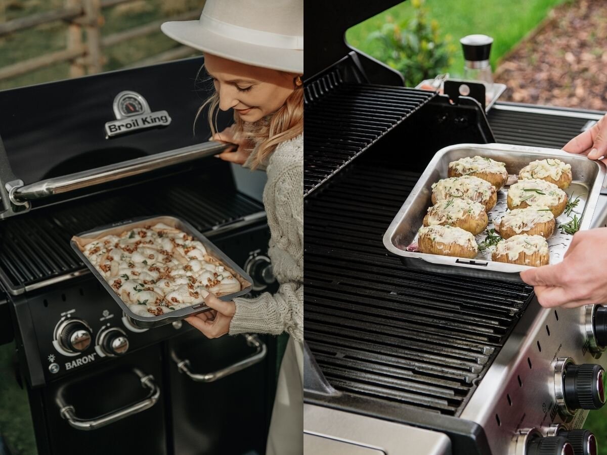 Dwie osoby używają brytfanny do grillowania na grillu marki Broil King. Na brytfannach znajdują się potrawy, w tym zapiekane ziemniaki i danie z serem.