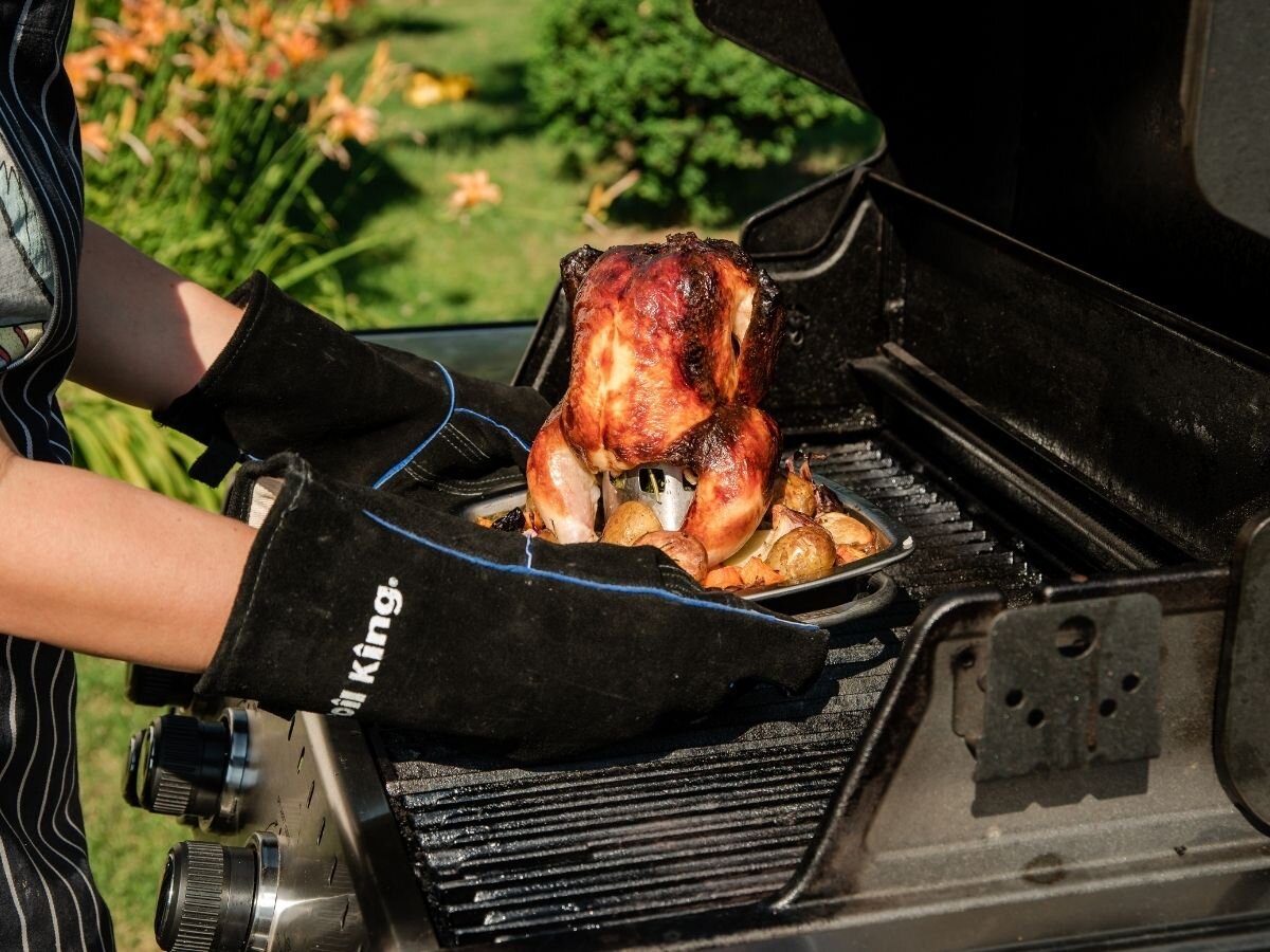 Stojak do kurczaka BROIL KING 69133, kurczak, grill, soczysty, stojak, Zdejmowanie upieczonego kurczaka z grilla w rękawicach BBQ. 