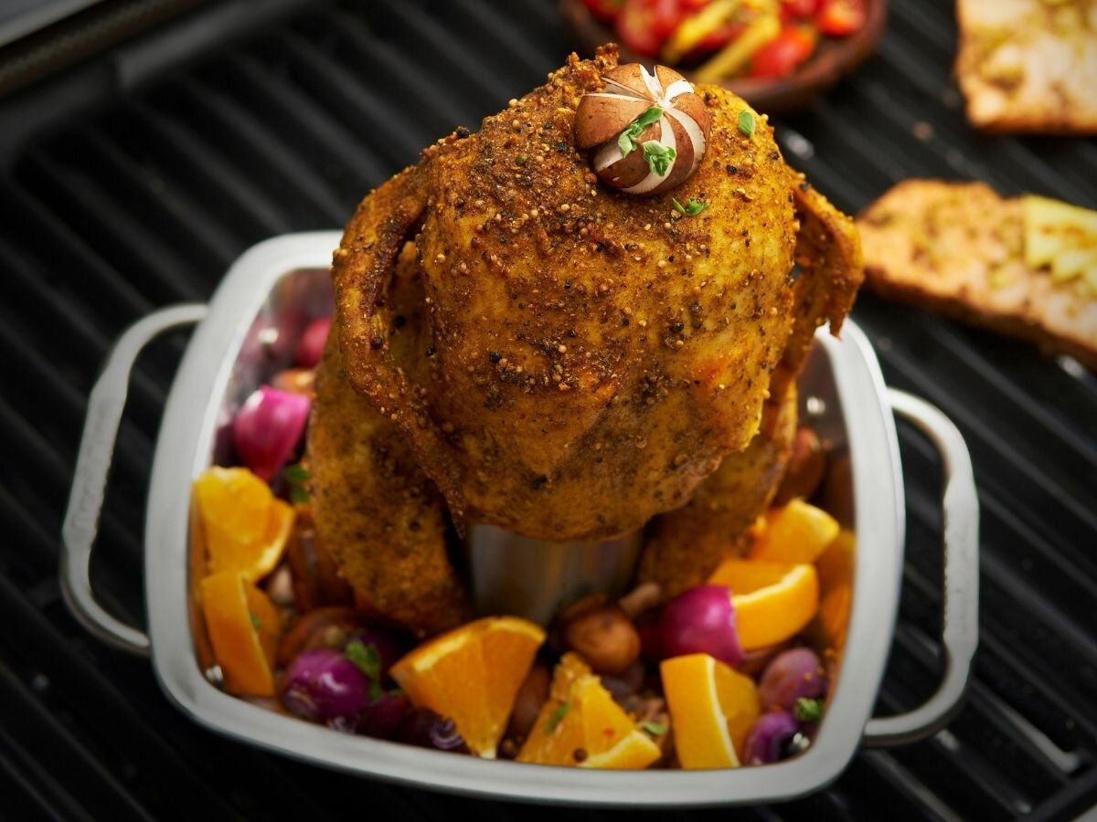 Stojak do kurczaka BROIL KING 69133, soczystość, kęs, stojak, broil, Soczysty kurczak z pomarańczami na stojaku w brytfannie.