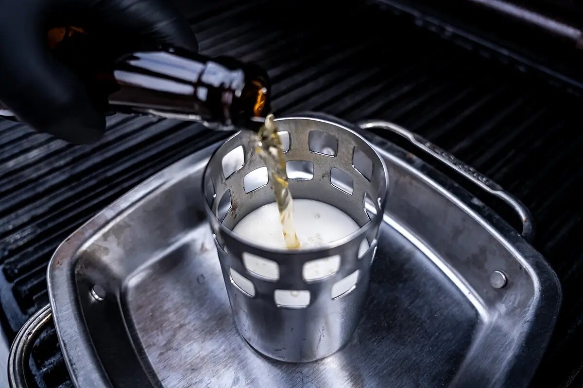 Stojak do kurczaka BROIL KING 69133, soczyste, aromatyczne, płyn, zioła, Kurczak pieczony pionowo z ziemniakami na ruszcie grilla.