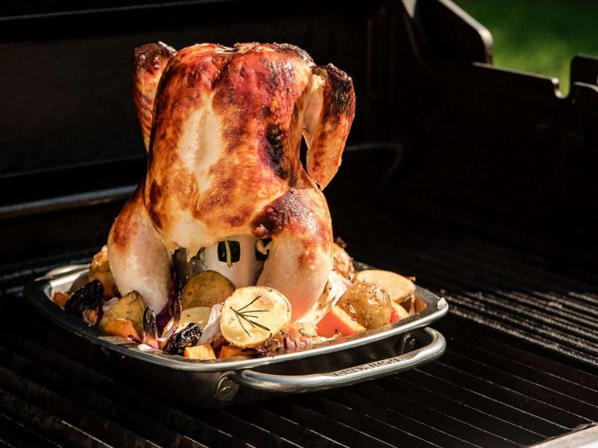 Stojak do kurczaka BROIL KING 69133, równomierne, opiekanie, pionowe, mięso, Nalewanie piwa do aromatyzera w stojaku na kurczaka. 