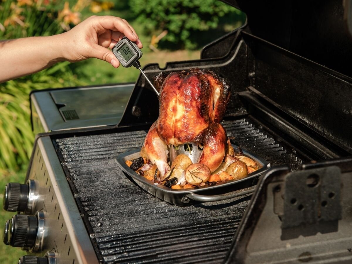Stojak do kurczaka BROIL KING 69133, bezpieczne, pieczenie, stojak, alternatywa, Pomiar temperatury kurczaka termometrem do mięsa na grillu. 