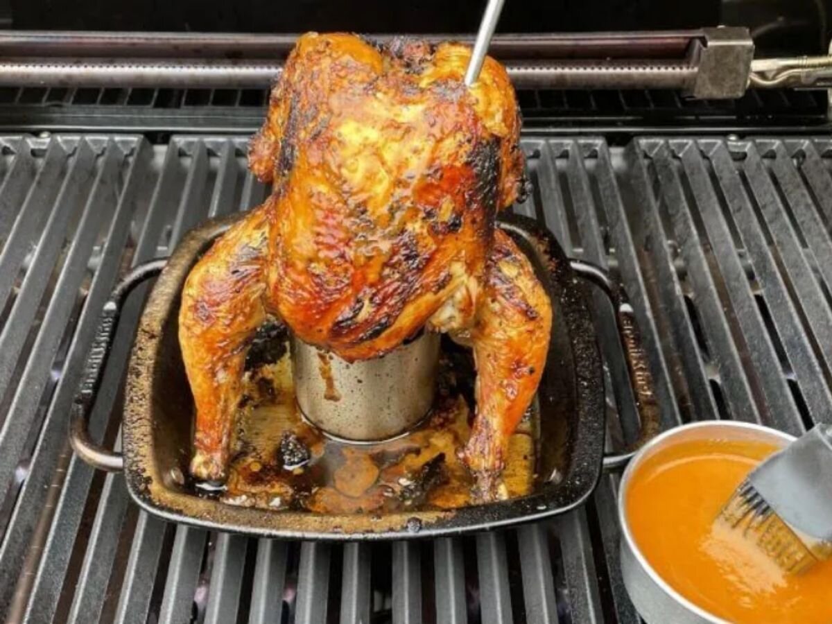 Stojak do kurczaka BROIL KING 69133, uniwersalne, zastosowanie, kaczka, gęś, Smarowanie kurczaka marynatą podczas pieczenia na stojaku.