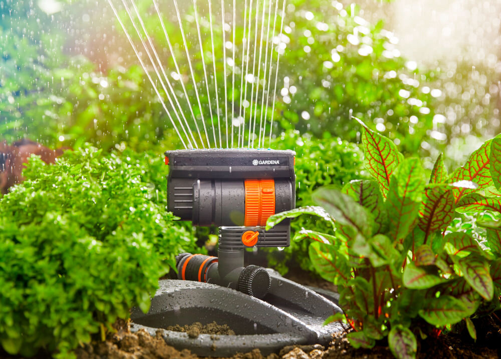 Zraszacz wahadłowy GARDENA Aquazoom Compact ogród rabaty warzywne zraszacz podlewa rośliny wygodne podlewanie roślin precyzyjne nawadnianie ogrodu