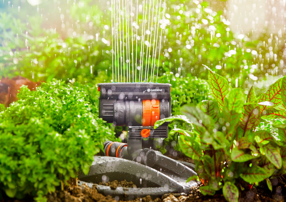 Zraszacz wahadłowy GARDENA Aquazoom Compact ogród rabata warzywna zraszacz podlewa rośliny do nawadniania kwadratowych i prostokątnych powierzchni regulacja kąta i zasięgu woda utrzymanie estetycznego wyglądu