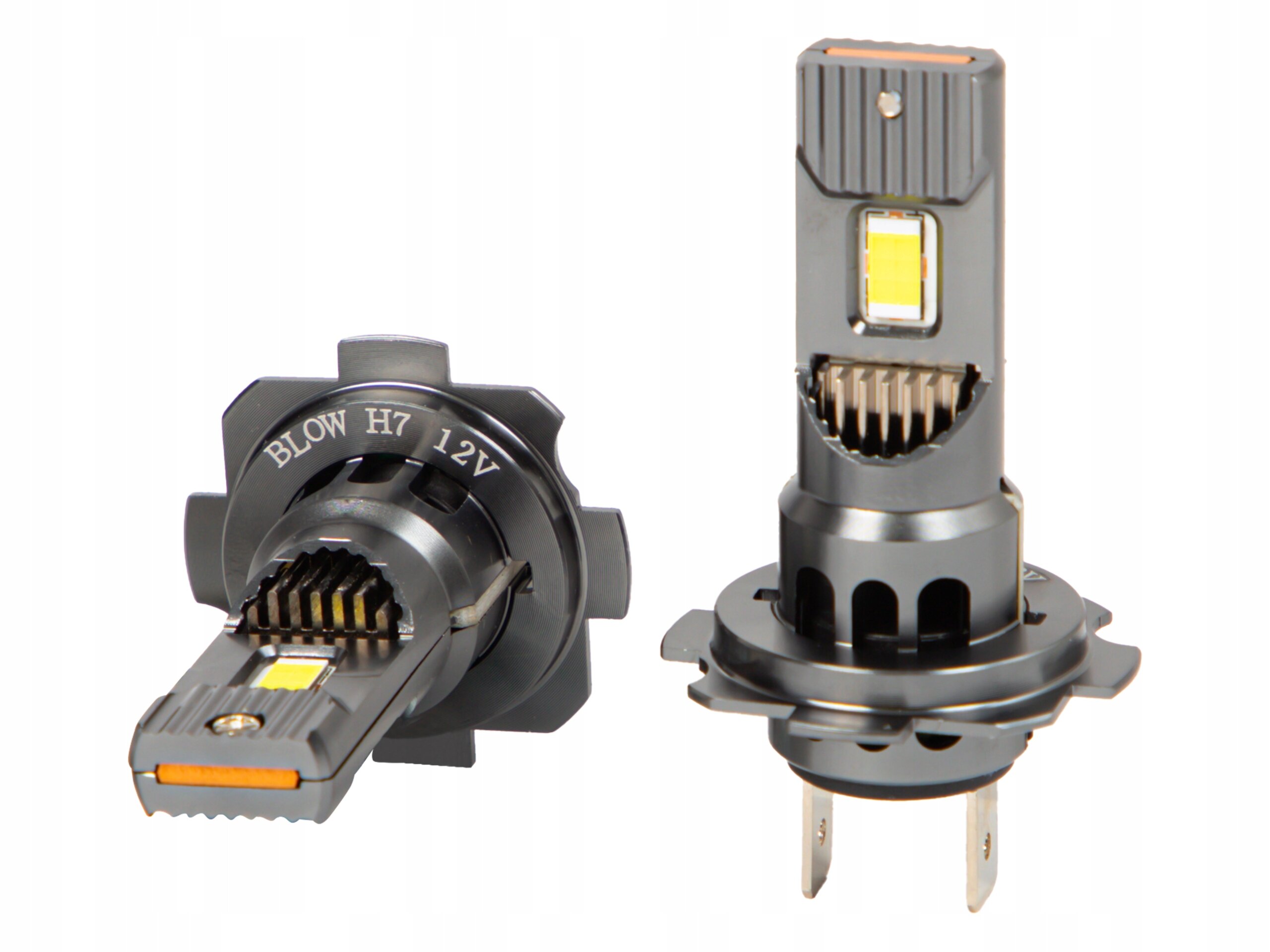 Dwie żarówki samochodowe LED H7 z widocznym napisem \'BLOW H7 12V\'. Żarówki mają metaliczną obudowę i widoczne elementy LED.