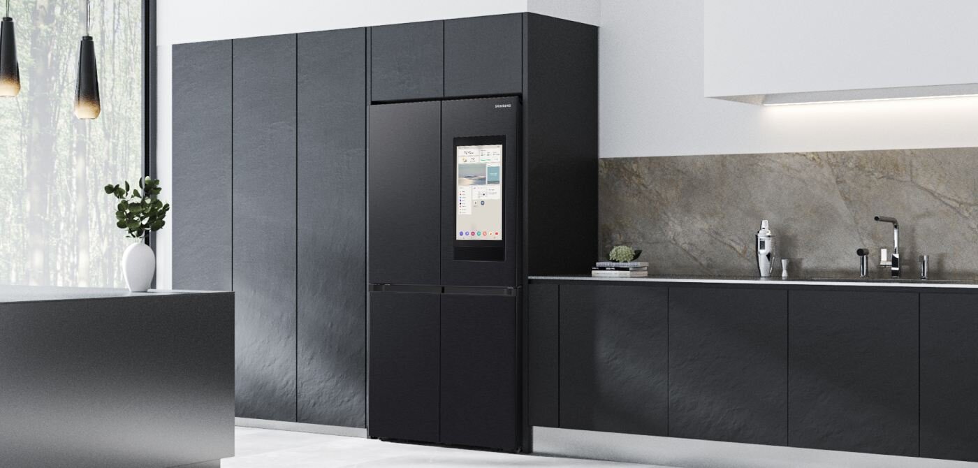 wykończona w grafitowej stali lodówka Multidoor Samsung AI Family Hub™ RF65DG9H0EB1 dostępna w sklepach Media Expert