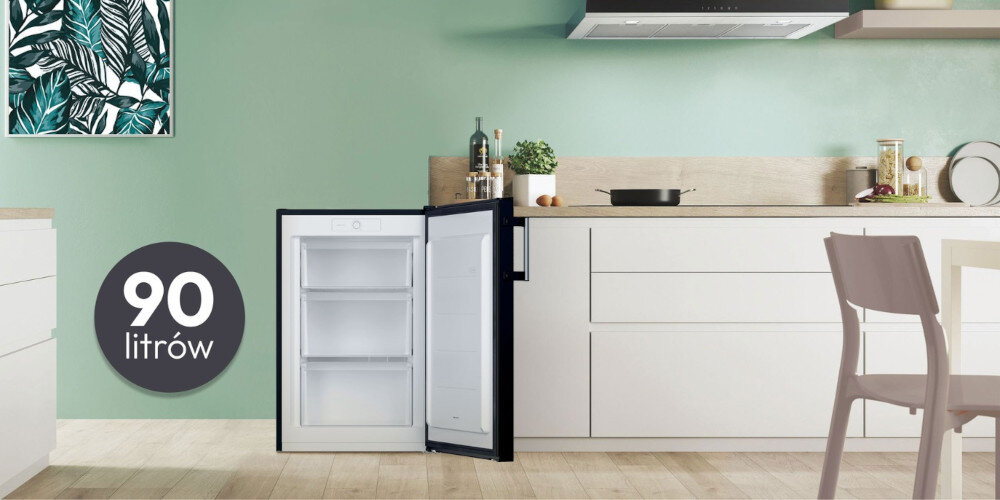 ZAMRAŻARKA CANDY CNUQ2L58EBH wizualizacja otwarta front wnętrze szuflady wyposażenie kuchnia krzesło szafki dekoracje ikona pojemność 90 litrów kompaktowe wymiary 86 cm x 54,5 cm x 57 cm