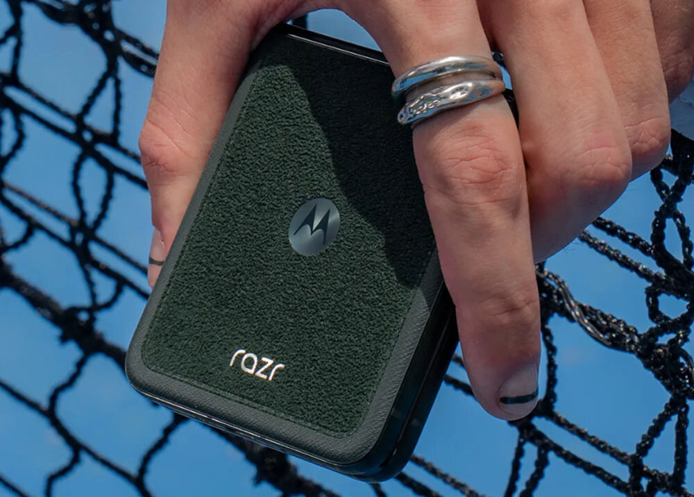 Smartfon MOTOROLA Razr 60 Ultra 5G 16/512GB 7.0 165Hz zielony smartfon na pasującym kolorystycznie tle