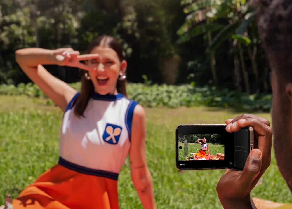 Smartfon MOTOROLA Razr 60 Ultra 5G 16/512GB 7.0 165Hz robienie zdjęć złożonym filmy w stylu retro zdęcia fotobudka zaawansowane oprogramowanie