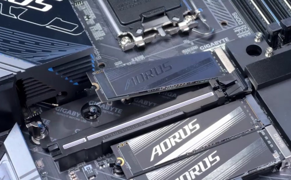 Płyta główna GIGABYTE B860 Eagle WiFi6E Zbliżenie na dyski M.2 montowane na płycie głównej, pokazujące sposób ich bezśrubowego montażu, ułatwiony montaż, rozwiązania, funkcje