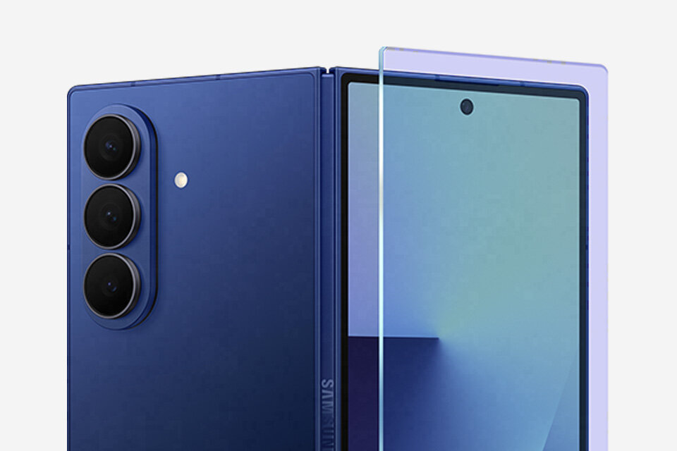 Galaxy Z Fold7 widziany prawie całkowicie rozłożony od tyłu. Nad ekranem zewnętrznym unosi się warstwa ochronnego szkła.