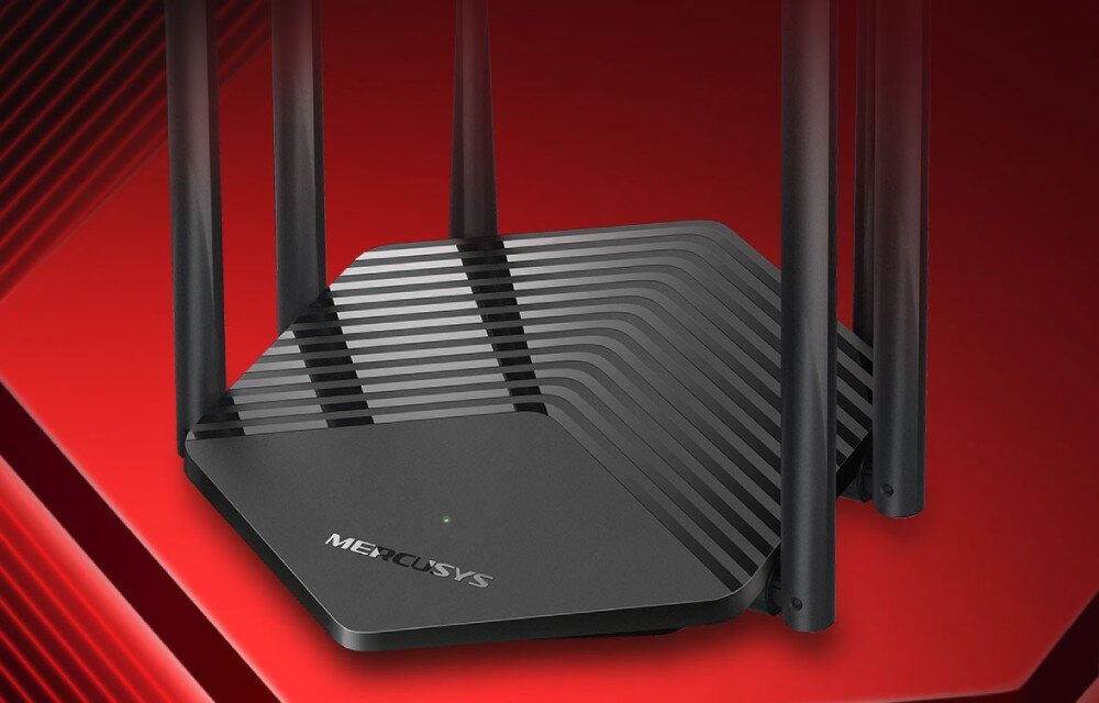 Router MERCUSYS MR50G Czarny router o kanciastym designie z sześcioma pionowo ustawionymi antenami, podświetlony czerwonym światłem na tle geometrycznych wzorów, opis