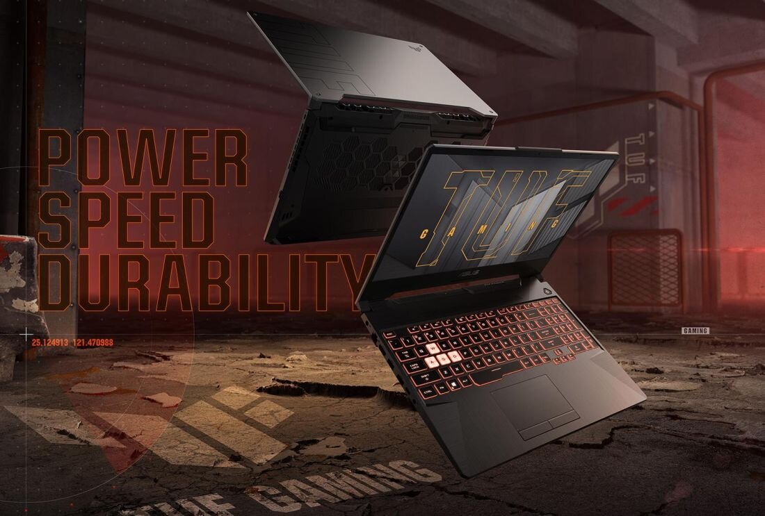 Dwa laptopy ASUS TUF Gaming A15 unoszą się nad betonową podłogą w industrialnym wnętrzu, jeden otwarty z podświetlaną na pomarańczowo klawiaturą i napisem „TUF GAMING” na ekranie, drugi zamknięty prezentuje charakterystyczny wzór na pokrywie; po lewej stronie duży napis „POWER SPEED DURABILITY”.
