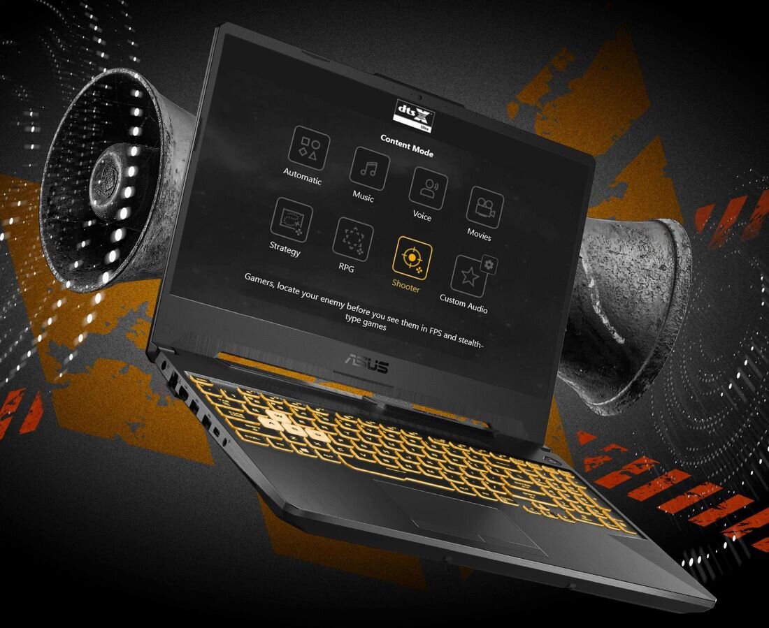 Laptop ASUS TUF Gaming A15 z żółtym podświetleniem klawiatury, ekran prezentuje tryby dźwięku DTS:X Ultra dla różnych gatunków gier i multimediów, w tle dynamiczna grafika z turbinami i pomarańczowymi akcentami. - DTS:X Ultra 