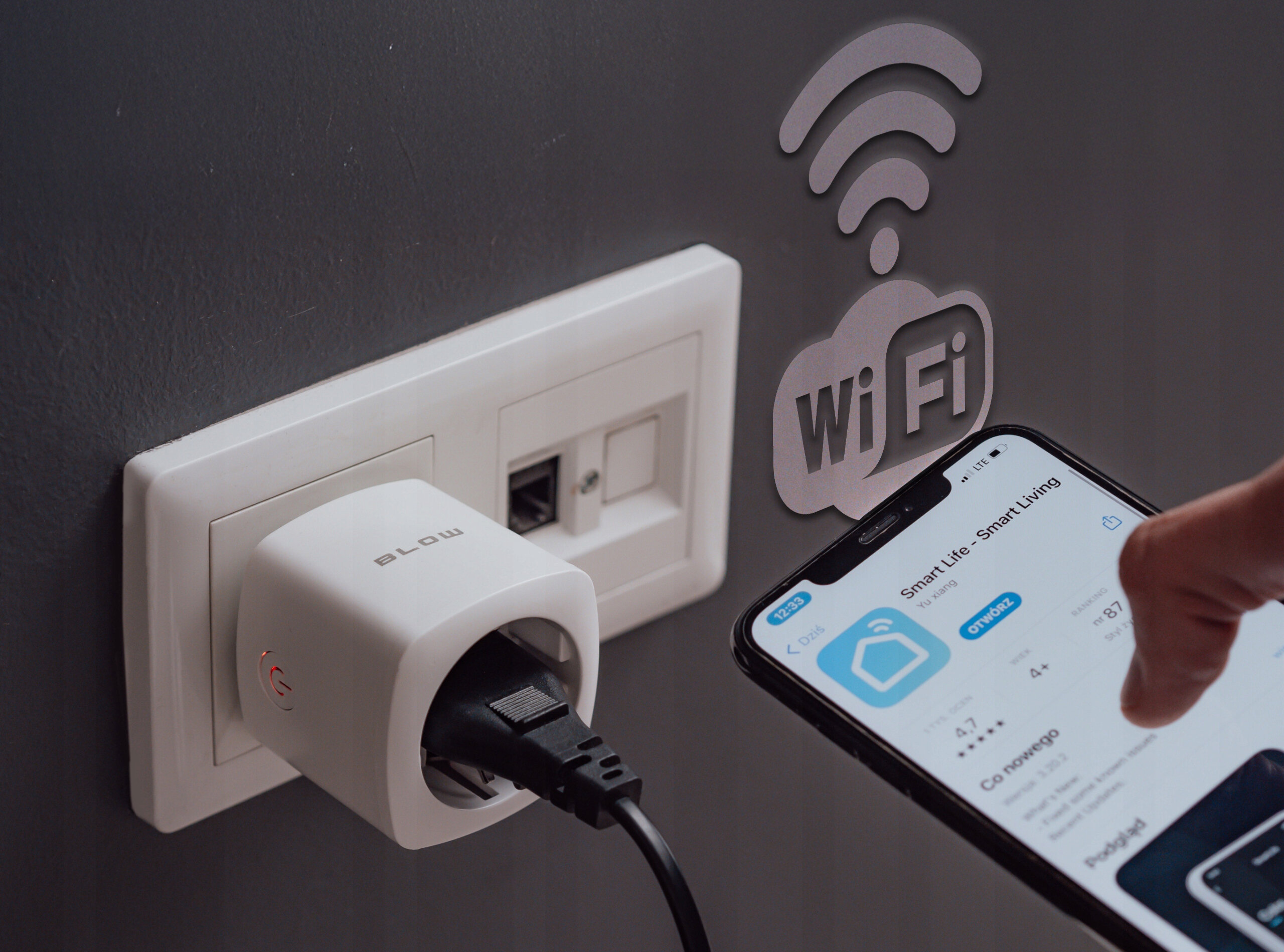 Na ścianie znajduje się inteligentne gniazdko z podłączonym kablem, obok którego widnieje napis \'WiFi\'. Osoba trzyma smartfon z aplikacją \'Smart Life - Smart Living\' na ekranie.