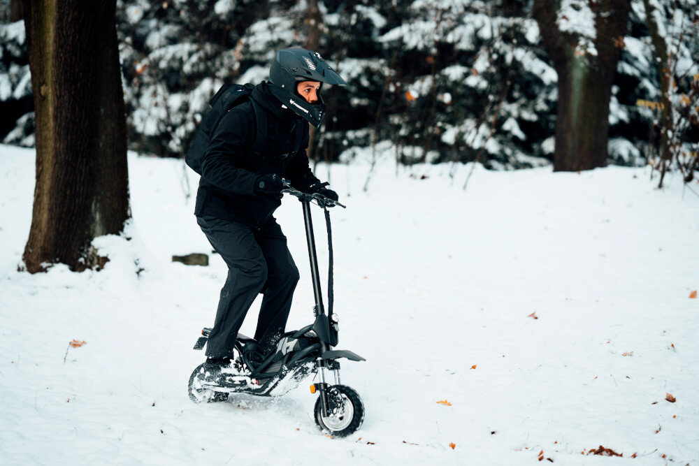 Hulajnoga elektryczna ACER PREDATOR Extreme GP.ESC11.010 Czarny ekologiczny pojazd zasilany akumulatorem nie wytwarza szkodliwych substancji wydajna bateria 54,6 V pojemnosc 10,5 Ah zasieg do 35 km czas ladowania okolo 4 godzin