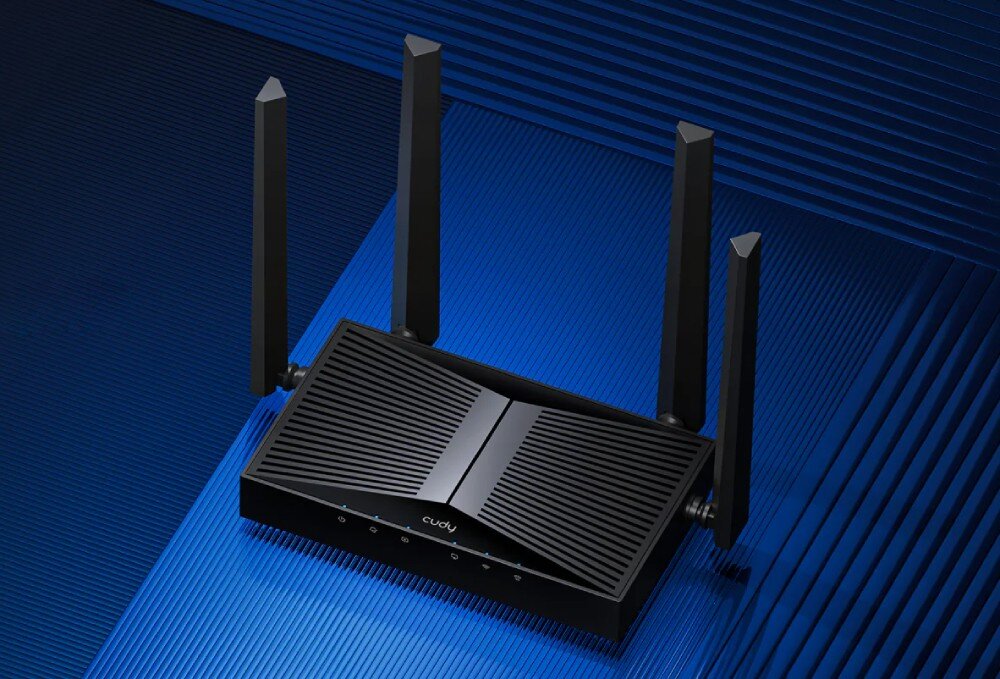 Router CUDY WR3600 Czarny router z pięcioma zewnętrznymi antenami ustawiony na niebieskim tle z geometrycznym wzorem, opis
