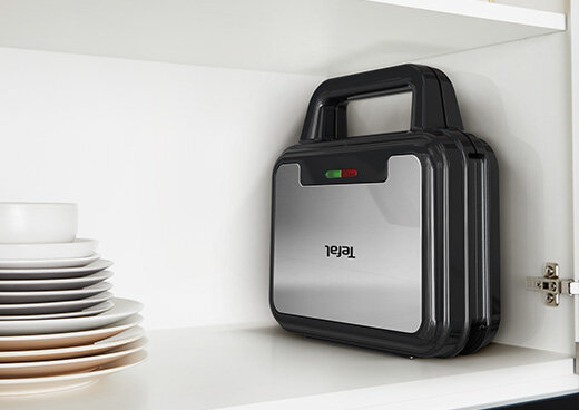 Opiekacz Ultra Compact SW383D 3W1 ustawiony pionowo w szafce kuchennej.