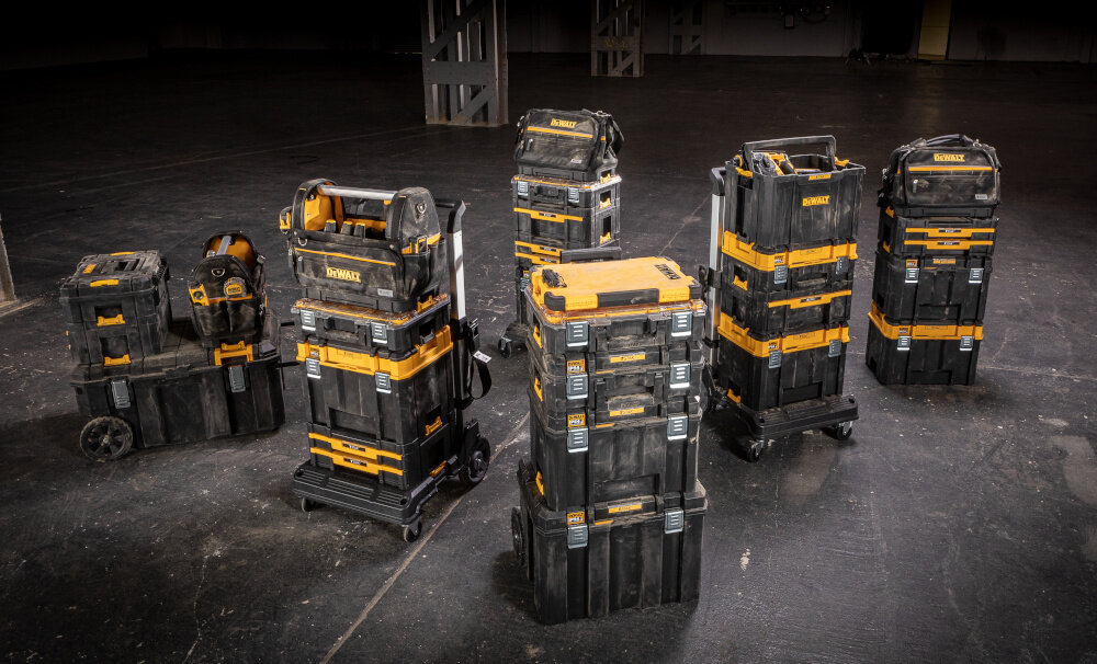 Skrzynka narzędziowa DEWALT DWST83346-1 magazyn kilkanaście skrzynek ustawionych jedna na drugiej kilka stosów skrzynek obok siebie ciemne tło należy do systemu TSTAK w pełni kompatybilna z produktami TSTAK pierwszej generacji można łączyć nowe elementy z już posiadanymi modułami dowolnie rozbudowywać zestaw