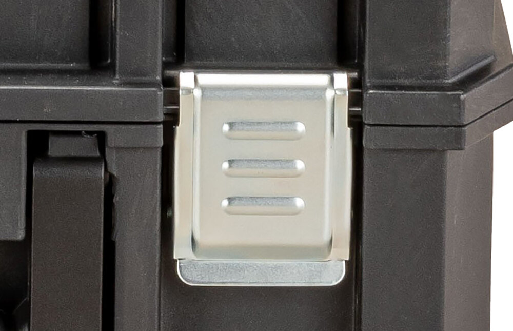 Skrzynka narzędziowa DEWALT DWST83346-1 zbliżenie na zamek dwa solidne metalowe zamki bezpieczne przechowywanie narzędzi i akcesoriów ochrona przed przypadkowym otwarciem podczas przenoszenia trwałość całej skrzynki