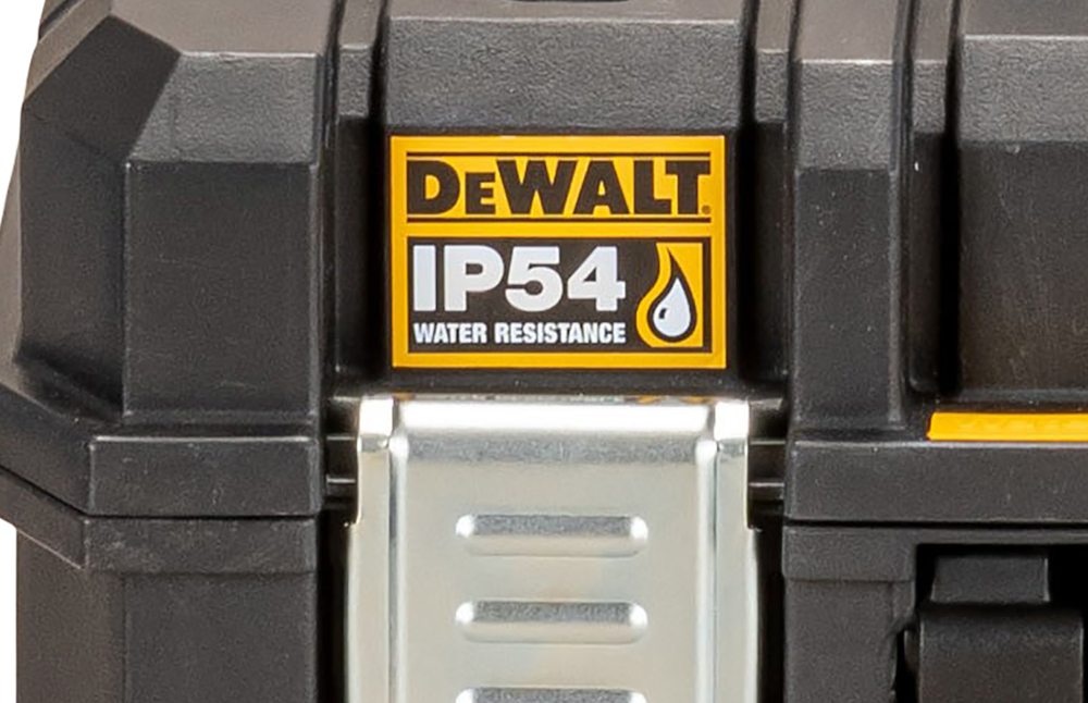 Skrzynka narzędziowa DEWALT DWST83346-1 zbliżenie na naklejkę informującą o stopniu ochrony stopień ochrony IP54 szczelna wobec pyłu i odporna na strumień wody pod ciśnieniem bezpieczne przechowywanie narzędzi zmniejsza ryzyko korozji i uszkodzeń akcesoriów zawartość pozostaje sucha i czysta