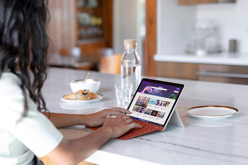 MICROSOFT Surface Go 3 Microsoft Teams Outlook Word Minecraft Disney+